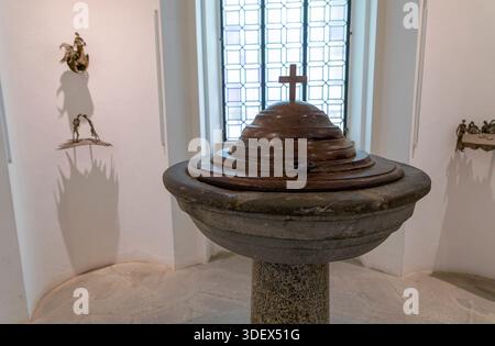 fonte di marmo nella chiesa di santa croce a vinci in toscana, dove si ritiene che leonardo da vinci sia stato battezzato Foto Stock
