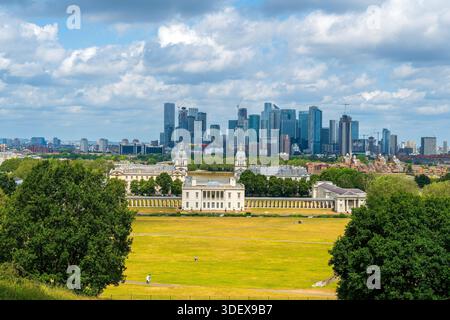 Vista panoramica da Greenwich Park con vista sull'Old Royal Naval College e sullo skyline di Canary Wharf, Londra. Foto Stock