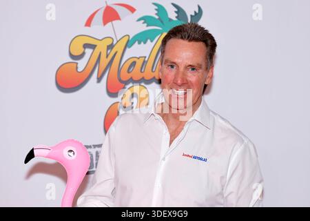 Moderatore Jürgen Milski bei der Premiere des Mallorca-Musicals Malle Ole - das Musical, das ballert im Theater am Marientor. Duisburg, 08.01.2026 NRW Deutschland *** presentatore Jürgen Milski alla prima del musical di Maiorca Malle Ole das Musical, das ballert al Theater am Marientor Duisburg, 08 01 2026 NRW Germania Copyright: XChristophxHardtx Foto Stock