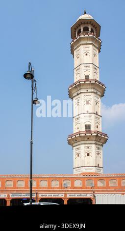 Iswari Minar Swarga sal Minaret, alias Victory Tower, aka 'The Heaven Piercing Minaret' nella 'Pink City' Jaipur, Rajhastan. Foto Stock