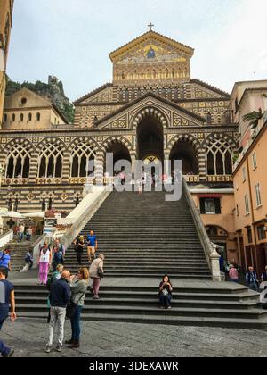Cattedrale di Sant'Andrea, una cattedrale storica in Italia, caratterizzata da una grande architettura religiosa, intricate facciate e un significativo patrimonio culturale come parte della storia ecclesiastica del paese. La cattedrale di Amalfi è una cattedrale medievale cattolica romana situata in Piazza del Duomo, Amalfi, Italia Foto Stock