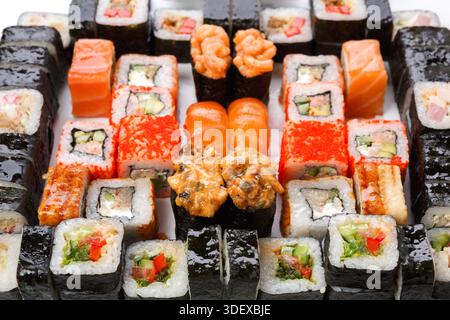 Set di sushi, maki e panini isolati su sfondo bianco Foto Stock