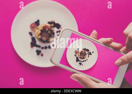 Primo piano di mani che fanno foto di cibo Foto Stock