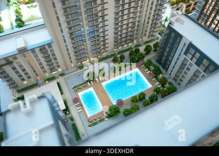 Vista aerea dell'edificio residenziale della città con piscina e area giochi per bambini Foto Stock