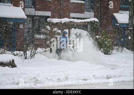 Deutschland, Schleswig-Holstein, Wedel 09.01.2026: Sturmtief Elli Hat Schleswig-Holstein im Griff und sorgt für starke Schneefälle und Schneeverwehungen. Der Winterdienst ist auf einem Gehweg in Wedel im Einsatz. Inverno a Wedel *** Germania, Schleswig Holstein, Wedel 09 01 2026 Storm Elli ha Schleswig Holstein nella sua aderenza e sta causando forti nevicate e deriva della neve il servizio di sgombero stradale invernale è in funzione su un marciapiede a Wedel Winter a Wedel Foto Stock