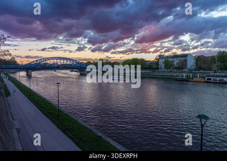 19 aprile 2025, Cracovia, Polonia. Tramonto su Cracovia, splendido cielo nuvoloso colorato sul fiume Vistola Foto Stock