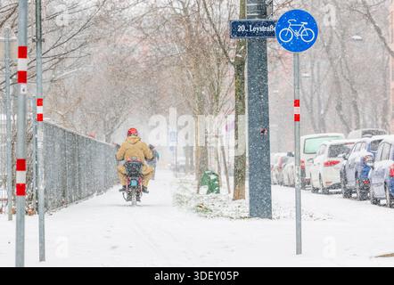 Seit den frühen Morgenstunden schneit es in der Bundeshauptstadt. Laut Geosphere fielen bis 10 Uhr rund 1, 5 litri Niederschlag pro Quadratmetro - in forma von Schnee. In Kombination mit Dauerfrost und Glatteisgefahr Hat das spürbare Auswirkungen auf den Verkehr, insbesondere auf die Öffi-busse im gesamten Stadtgebiet. Im Bild: Blick auf einen Essenszusteller mit einem Elektro-Roller auf einem Fahrradweg, aufgenommen AM 09. Jänner 2026 in der Brigittenau a Vienna. // dalle prime ore del mattino, ha nevicato nella capitale federale. Secondo Geosphere, circa 1,5 litri di precipitat Foto Stock