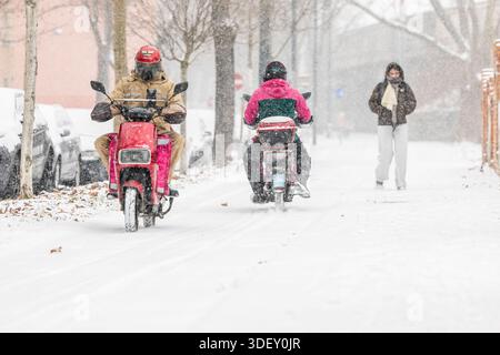 Seit den frühen Morgenstunden schneit es in der Bundeshauptstadt. Laut Geosphere fielen bis 10 Uhr rund 1, 5 litri Niederschlag pro Quadratmetro - in forma von Schnee. In Kombination mit Dauerfrost und Glatteisgefahr Hat das spürbare Auswirkungen auf den Verkehr, insbesondere auf die Öffi-busse im gesamten Stadtgebiet. Im Bild: Blick auf einen Essenszusteller mit einem Elektro-Roller auf einem Fahrradweg, aufgenommen AM 09. Jänner 2026 in der Brigittenau a Vienna. // dalle prime ore del mattino, ha nevicato nella capitale federale. Secondo Geosphere, circa 1,5 litri di precipitat Foto Stock