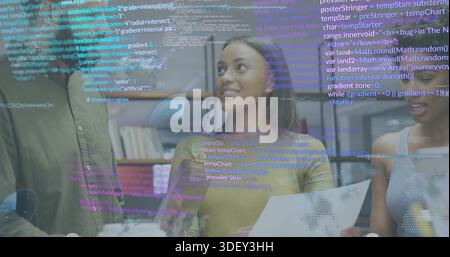 Parla di una donna di centro con un maglione giallo che tiene un documento con mappa a punti in ufficio, con sovrapposizione del codice Foto Stock