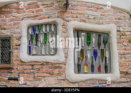 Kunst, Flaschen, Wandgestaltung, Kunst Haus Wien - Museo Hundertwasser, Untere Weißgerberstraße, Wien, Österreich Foto Stock