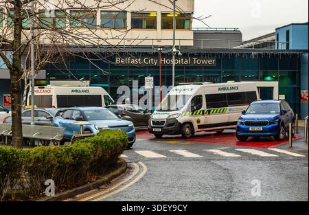 8 gennaio 2026 Belfast Irlanda del Nord. Auto private e piccole ambulanze parcheggiate nella zona di rientro fuori dalla trafficata Belfast City Hospital Tower An Foto Stock