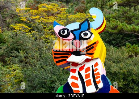 "Frog and Cat" (1990) scultura di Karel Appel, Benesse House Museum Outdoor Works, Naoshima Island, Giappone Foto Stock