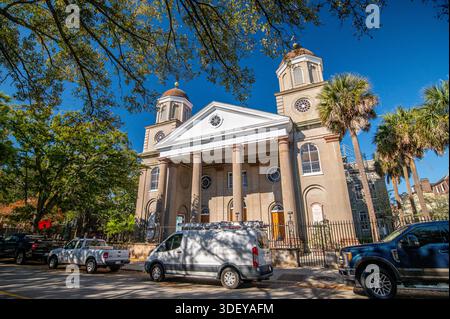 Prima chiesa presbiteriana nel centro di Charleston, South Carolina, con quattro grandi colonne all'ingresso in una giornata limpida. Foto Stock