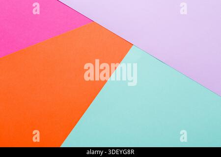Disposizione colorata delle forme geometriche della carta in tonalità vivaci su una superficie piana Foto Stock