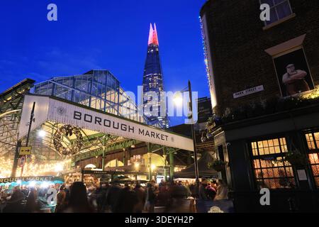 Borough Market a Natale con il grattacielo Shard illuminato oltre, a Southwark, Londra, Regno Unito Foto Stock