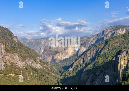 Yosemite Valley nel Parco Nazionale di Yosemite nella catena montuosa della Sierra Nevada in California, Stati Uniti, Nord America Foto Stock