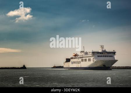 Il grande traghetto bianco per passeggeri della compagnia di navigazione Bornholmslinjen entra nel porto di Rønne a Bornholm, in Danimarca, in una tranquilla giornata di sole Foto Stock