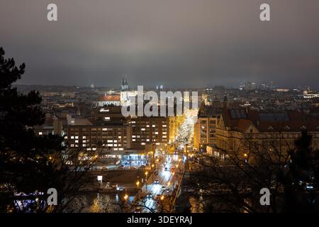 Città di Praga la sera durante la stagione invernale. Strada illuminata a causa della decorazione natalizia sugli alberi della città vecchia. Luci bellissime. Foto Stock