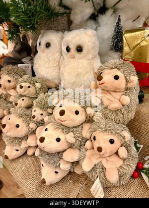 Simpatici ricci di peluche e gufi bianche in mostra per le festività natalizie invernali. Foto Stock