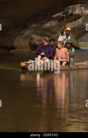 Il canottaggio sul fiume Manambolo è un'attività popolare, soprattutto per i visitatori del vicino Parco nazionale di Tsingy de Bemaraha. Questo viaggio in una tradizionale Foto Stock