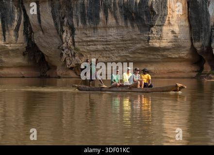 Il canottaggio sul fiume Manambolo è un'attività popolare, soprattutto per i visitatori del vicino Parco nazionale di Tsingy de Bemaraha. Questo viaggio in canoa tradizionale, o piroga, ti porterà attraverso la spettacolare Gola di Manambolo e include soste per visitare diverse grotte lungo la riva del fiume Foto Stock