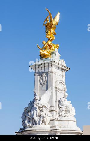Statua dorata della Vittoria alata sul Queen Victoria Memorial fuori Buckingham Palace, Londra, Inghilterra, Regno Unito Foto Stock