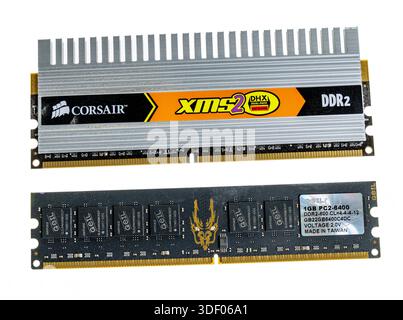 Due tipi di vecchi moduli di memoria RAM per computer, con moduli DDR2 e PC2 con etichetta Made in Taiwan Foto Stock