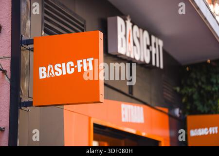 Immagine dell'ingresso di una palestra a catena Basic Fit. Foto Stock