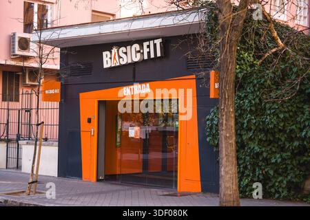 Immagine dell'ingresso di una palestra a catena Basic Fit. Foto Stock