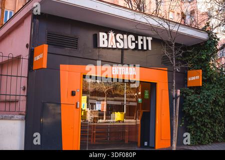 Immagine dell'ingresso di una palestra a catena Basic Fit. Foto Stock