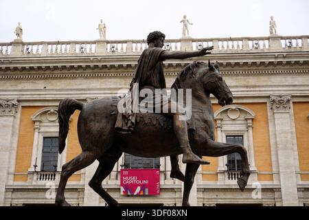 Profilo laterale della statua equestre dell'antico imperatore romano, il filosofo stoico Marco Aurelio di fronte al Museo Capitolino (Musei Capitolini) Foto Stock