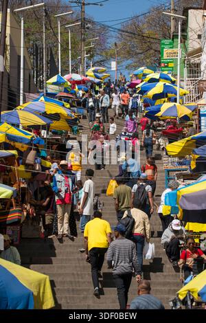 Bancarelle del mercato di strada, Antananarivo, Madagascar. Una vivace istantanea del mercato Analakely, un punto di incontro economico e sociale centrale nel cuore del Madagascar. Foto Stock