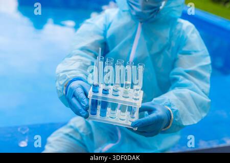 Controllare l'analisi dell'acqua di piscina. Messa a fuoco selettiva. natura. Foto Stock