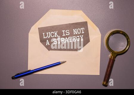 Il testo "fortuna" non è Una strategia sulla scala di legno e sulle mani Foto Stock