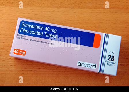 Scatola da 28 compresse rivestite con film simvastatina da 40 g prodotte da Accord su sfondo in legno Foto Stock