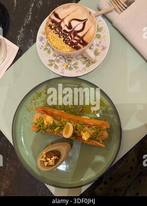 Elegante dessert e latte con moschea e foglie d'oro: Una delizia di lusso ad Abu Dhabi Foto Stock