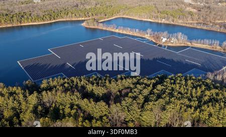 Vista aerea della struttura galleggiante a pannelli solari sul lago artificiale di acqua dolce nel New Jersey Foto Stock