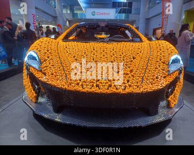 Toronto, ON, Canada - 14 febbraio 2025: Modello di auto sportiva McLaren realizzato con migliaia di mattoncini LEGO arancioni in mostra. Durante il 2025 circa Foto Stock