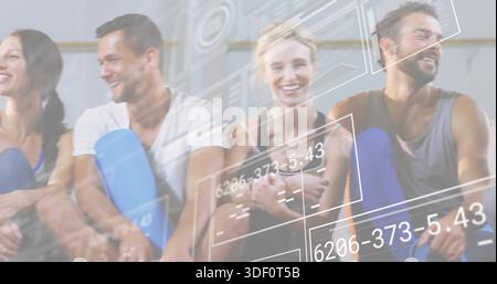 Quartetto sorridente in equipaggiamento sportivo seduto sul pavimento dello studio con rulli in schiuma blu e rivestimento HUD Foto Stock