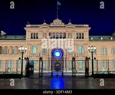 L'iconica Casa Rosado (la Casa Rosa) a Buenos Aires di notte Foto Stock