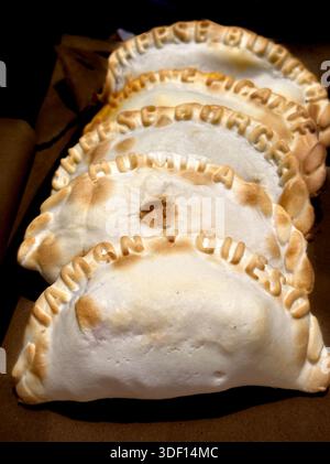 Empanadas appena sfornate dal caffè di Buenos Aires Foto Stock