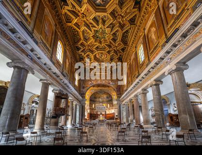 L'interno della Basilica di Santa Maria in Trastevere, c350 d.C., una delle chiese più antiche di Roma, in Italia, dedicata alla Vergine Maria Foto Stock