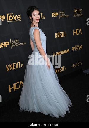 Los Angeles, Stati Uniti. 9 gennaio 2026. Caylee Cowan arriva agli Astra Film Awards 2026, tenutosi al Sofitel Los Angeles a Beverly Hills il 9 gennaio 2026 a Los Angeles, CA. © Starbuck/ credito: AFF/Alamy Live News Foto Stock