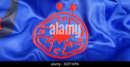 FCSB Bucarest squadra di calcio (ex Steaua) logo-emblema su una t-shirt ufficiale, più campioni di calcio rumeni, squadra rinomata in Europa. Foto Stock