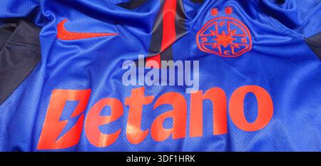 FCSB Bucarest squadra di calcio (ex Steaua) logo-emblema su una t-shirt ufficiale, più campioni di calcio rumeni, squadra rinomata in Europa. Foto Stock