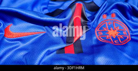 FCSB Bucarest squadra di calcio (ex Steaua) logo-emblema su una t-shirt ufficiale, più campioni di calcio rumeni, squadra rinomata in Europa. Foto Stock