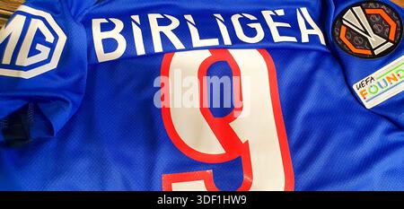 FCSB Bucarest squadra di calcio (ex Steaua) logo-emblema su una t-shirt ufficiale, più campioni di calcio rumeni, squadra rinomata in Europa. Foto Stock