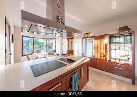 un'immagine di un'area cucina aperta in immobili mediterranei di lusso Foto Stock
