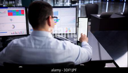 Analista aziendale maschile che scrive e-mail su computer desktop in Modern Office. Giovane ispanico Marketer Foto Stock