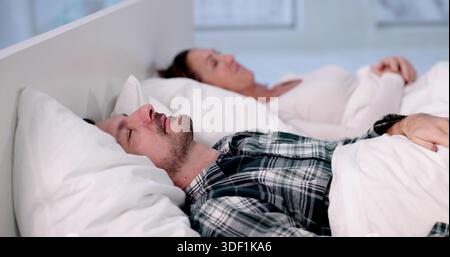 L'apnea del sonno influenza la relazione: La coppia lotta con russare Foto Stock